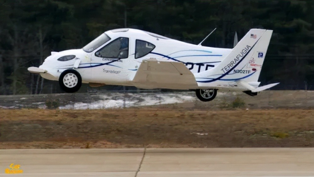 美国的terrafugia公司制造出了更高级的,能陆空两用的变形飞行汽车