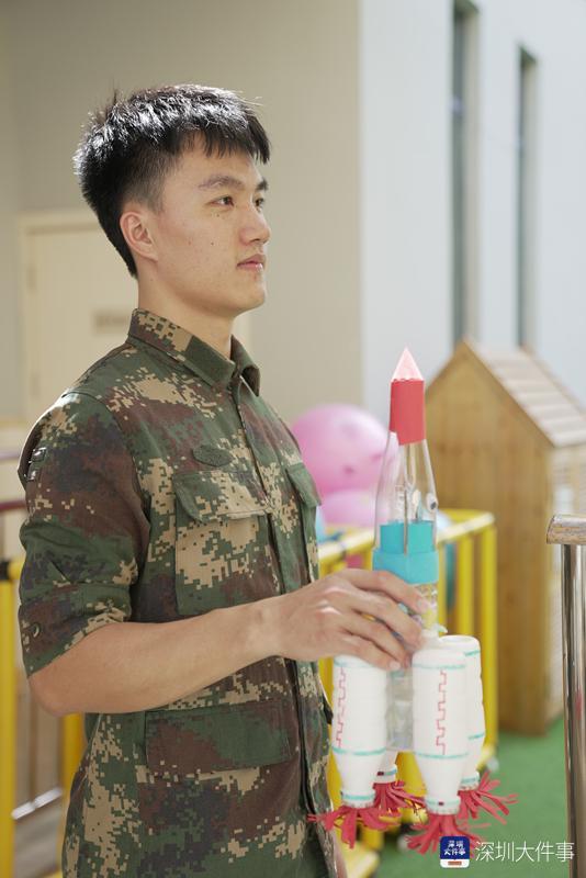 幼儿园里的幼师,多是长发飘飘的女老师,然而有这样一位"钢铁直男"也去