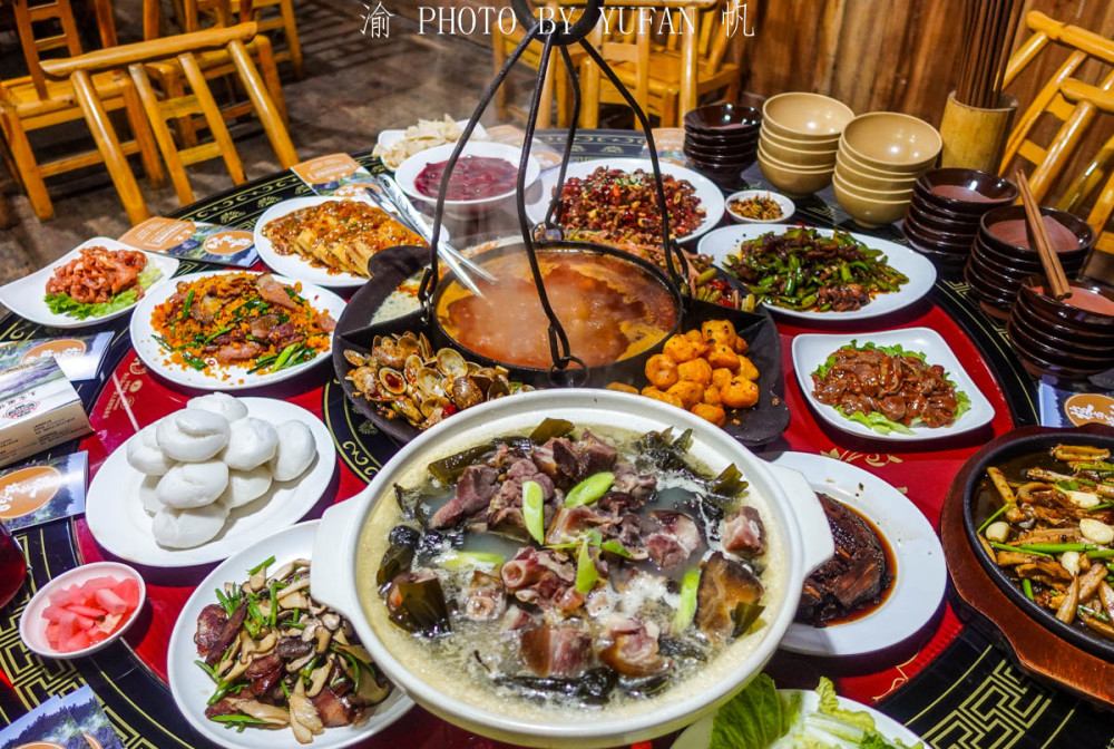 品尝土家吊锅宴感受湖北恩施的特色餐饮文化看着就垂涎三尺