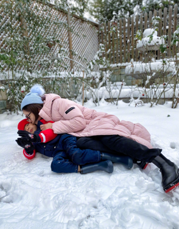 42岁刘璇躺雪地里亲吻儿子，手拿雪球嘟嘴卖萌，6岁儿子太可爱