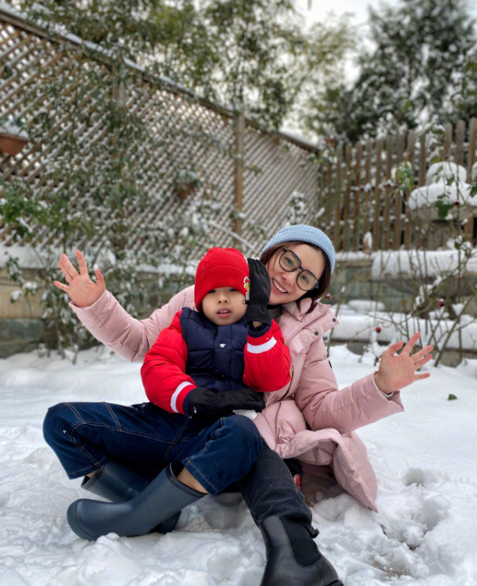 42岁刘璇躺雪地里亲吻儿子，手拿雪球嘟嘴卖萌，6岁儿子太可爱