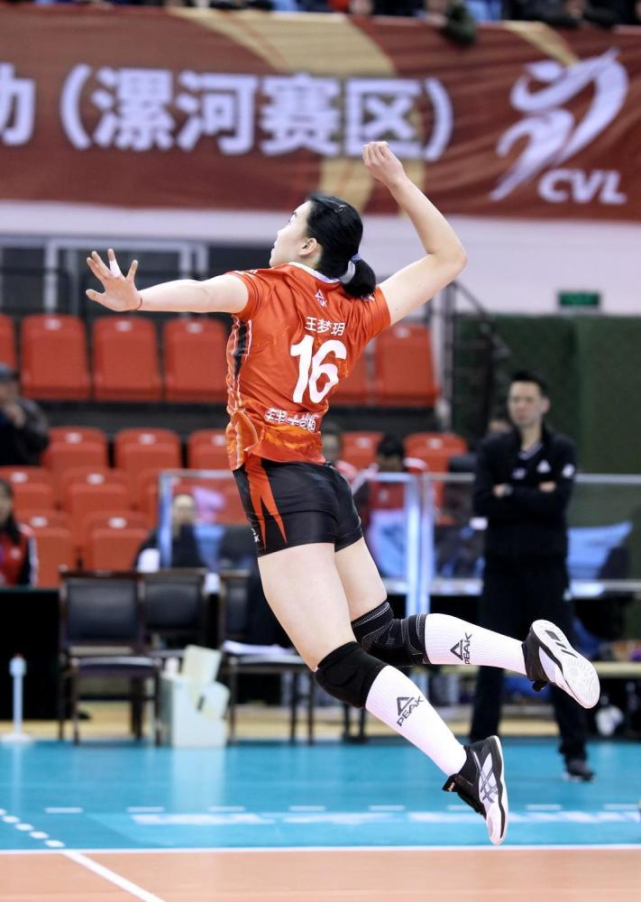 单就从身体素质看,王梦玥肯定是要比李盈莹逊色的,但在2018-2019赛季