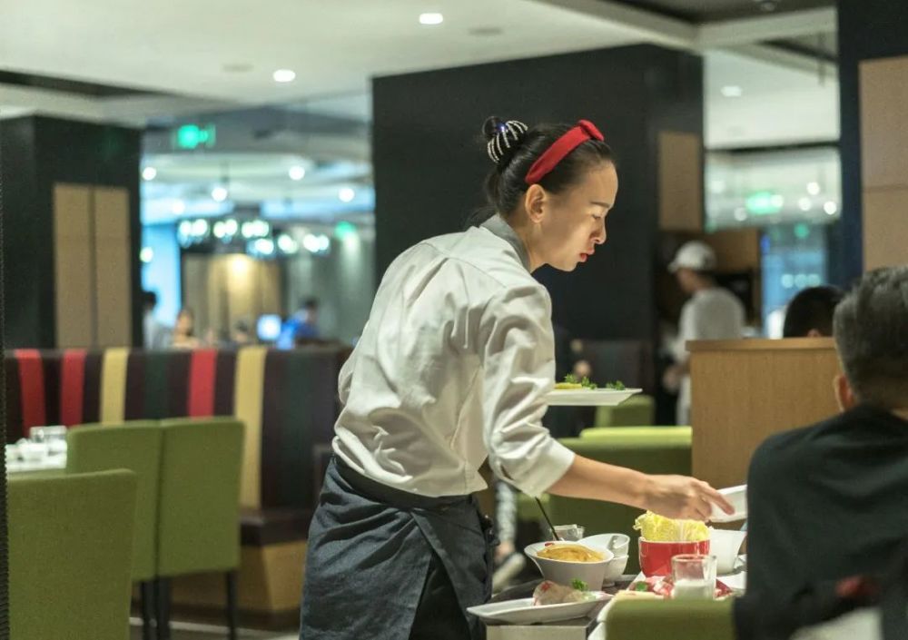 为了保证服务品质,海底捞在不知不觉中陷入了人力成本居高不下的泥潭