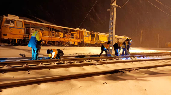 沈鐵白城工務段全力除雪 確保鐵路行車安全