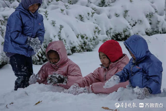 华山湖湖拍大雪中玩雪的小朋友