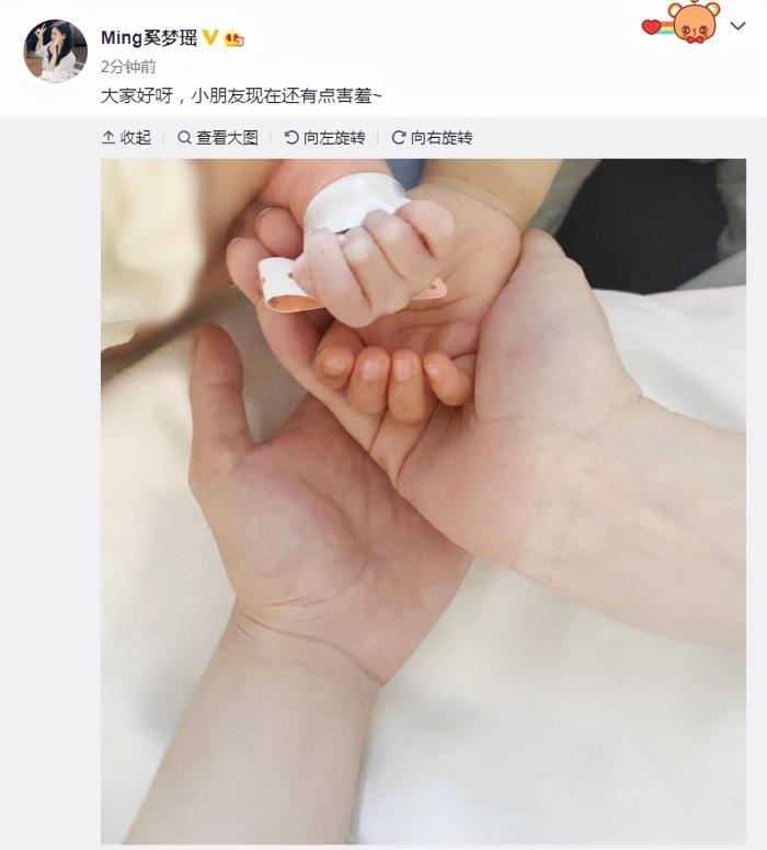 奚梦瑶产后出院何猷君抱女儿陪同，小千金每月可领十万减轻父母负担