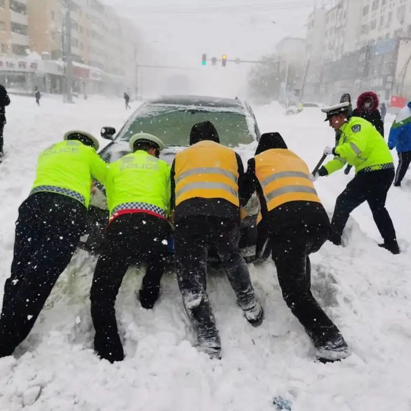 风雪无情警有情通辽交警迎风雪战严寒坚守路面确保路畅民安
