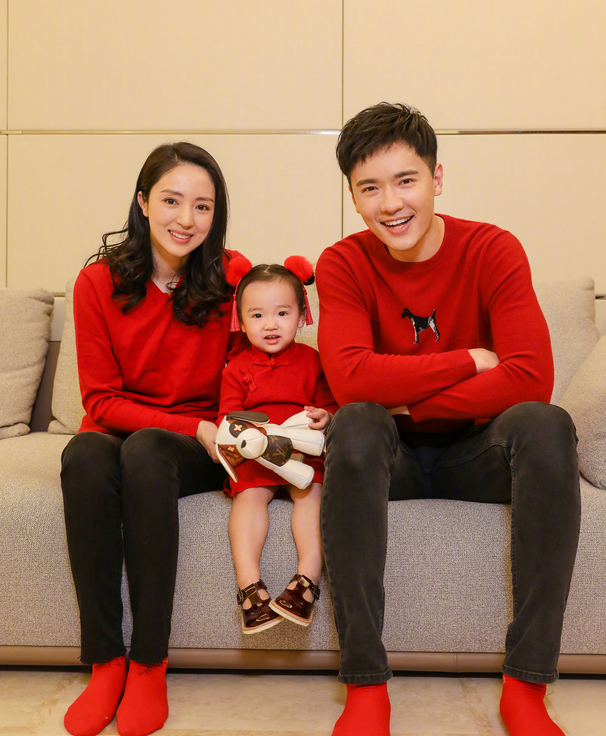 高云翔陪女儿过周末5岁小酒窝五官酷似董璇父女俩玩雪好有爱