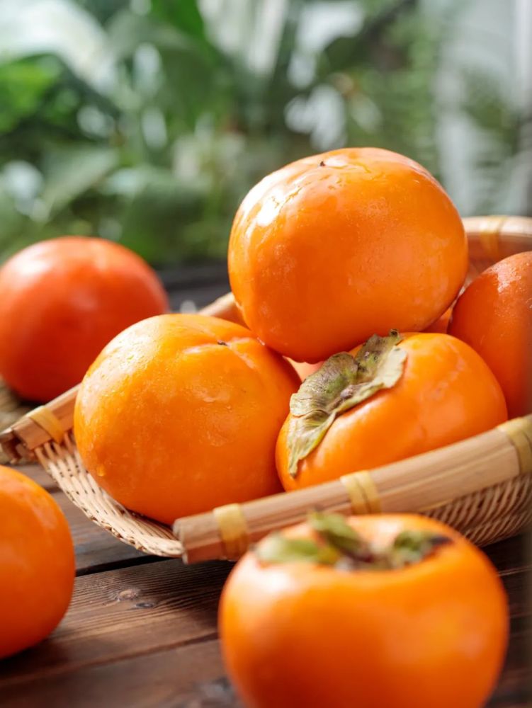 "长大以后才发现,原来有一种柿子,削皮就能啃,一口嘎嘣脆,那就是脆