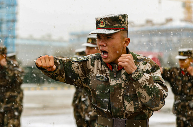 川西高原突降大雪武警官兵雪中执勤