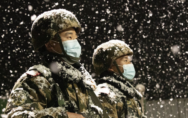 川西高原突降大雪武警官兵雪中执勤