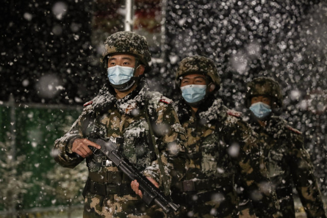 日前,海拔3300米的川西高原突降大雪,驻守在四川省阿坝州的武警四川