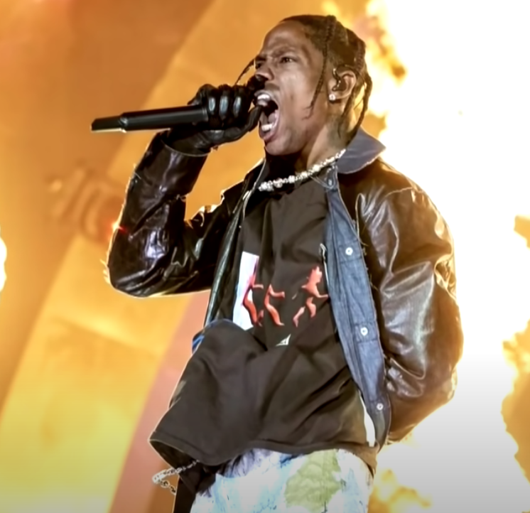 (事故发生后,travis scott仍在继续表演)