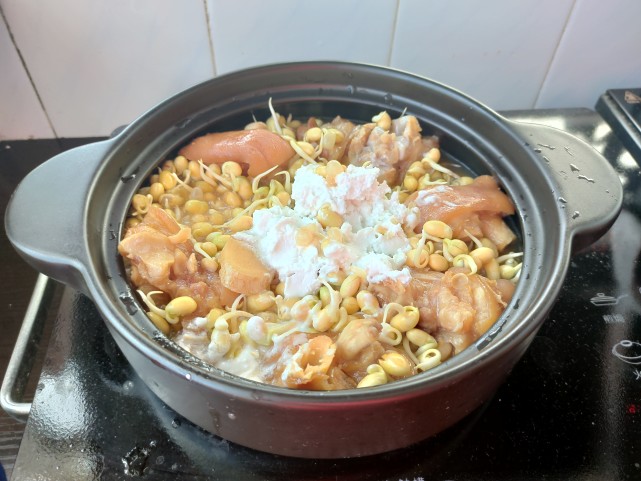 猪脚搭配黄豆芽一起炖,味道太赞了,入口软糯还不油腻