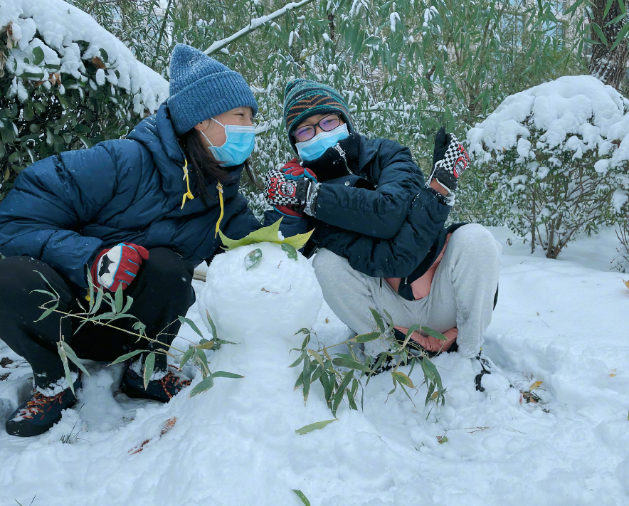 白百何和儿子小区堆雪人！面色通红鞋子湿透，13岁儿子身高接近妈