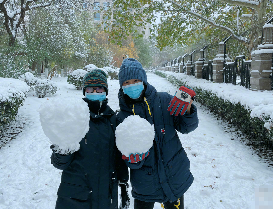 白百何和儿子小区堆雪人！面色通红鞋子湿透，13岁儿子身高接近妈