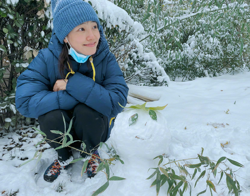 白百何和儿子小区堆雪人！面色通红鞋子湿透，13岁儿子身高接近妈