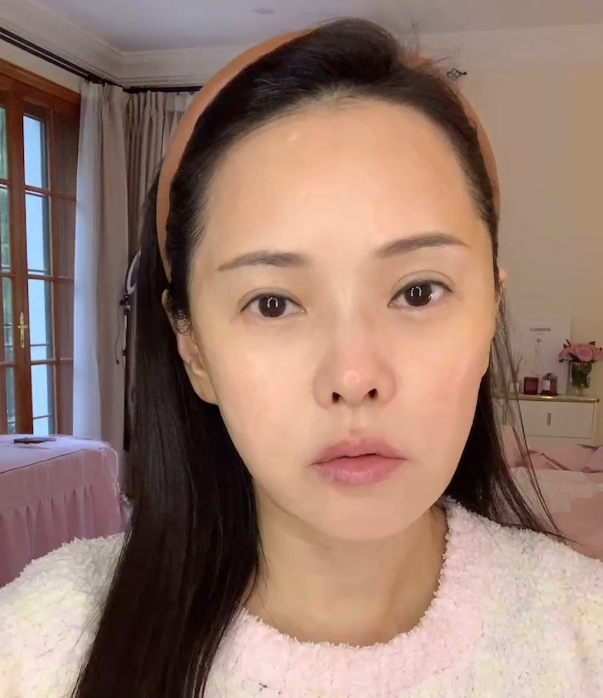 53岁伊能静录全素颜保养视频,被赞状态像二十岁,和秦昊夫妻相足_腾讯