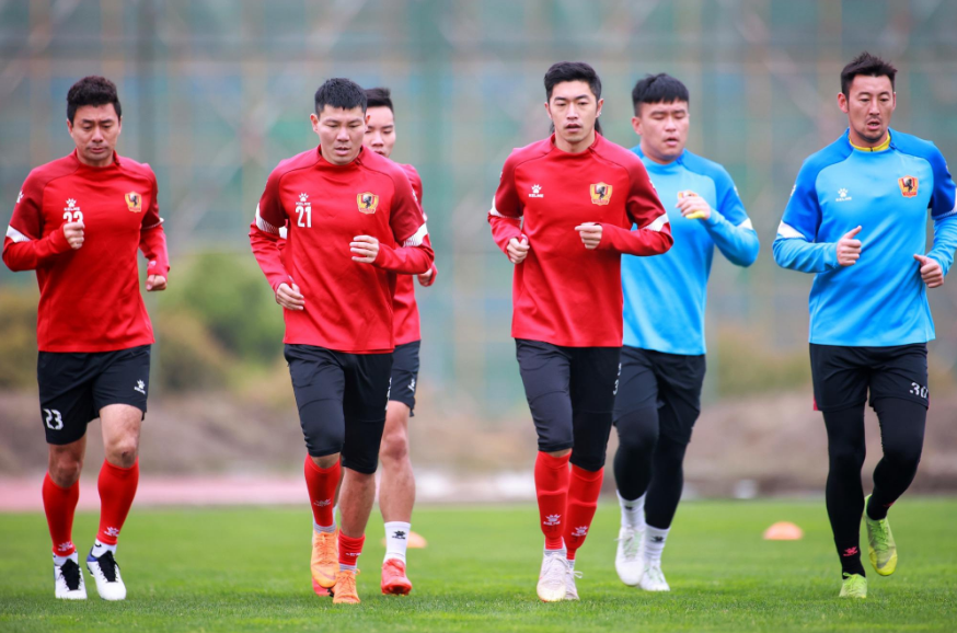 足球俱乐部 上午10点，又一中超足球俱乐部欠薪2.5亿，球员集体罢工不踢了