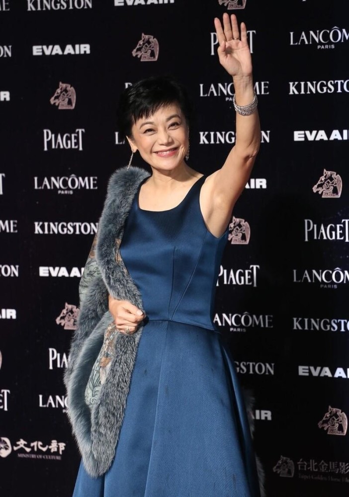 张艾嘉不被年龄限制深蓝色背心裙显白皙肌肤皮草穿一半挺大气