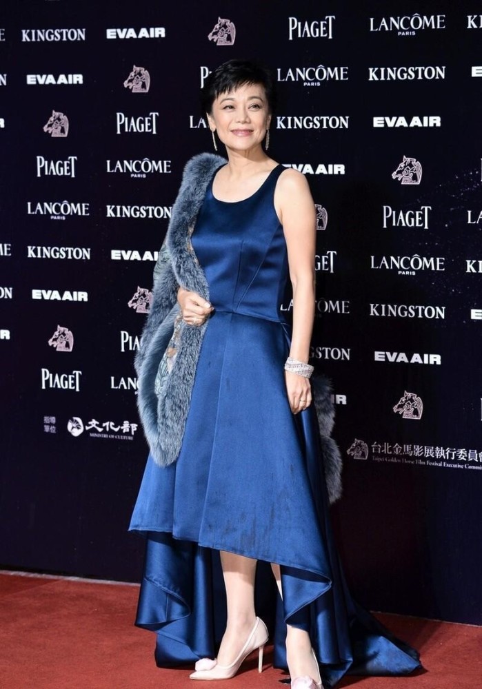 张艾嘉不被年龄限制深蓝色背心裙显白皙肌肤皮草穿一半挺大气