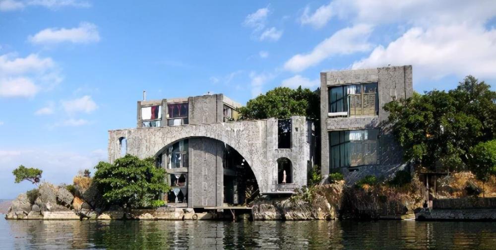 2000年,杨丽萍回到自己的家乡,双廊镇玉几岛建造了两栋别墅,在玉几岛