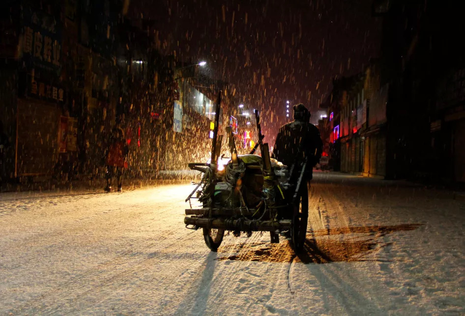 北京初雪风雪路归人