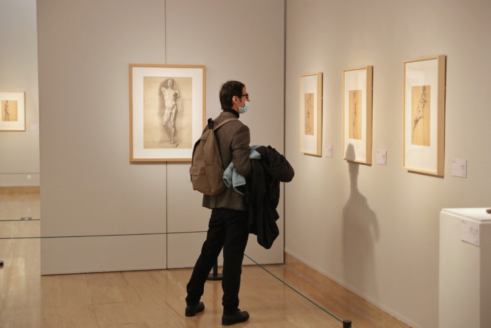 (中国日报记者 姜东 摄)11月7日,观众欣赏展出作品《农奴愤人物像(小