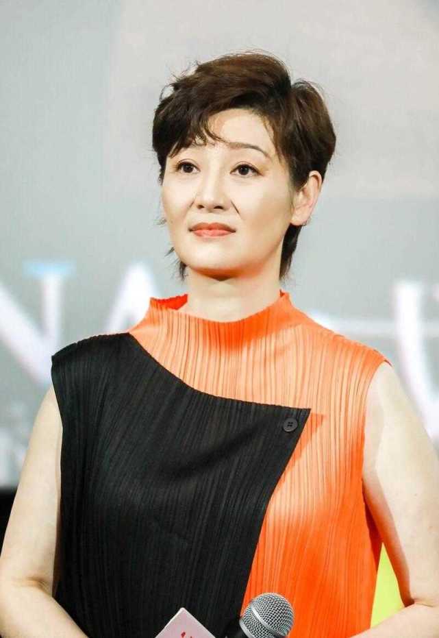 徐帆这回真大胆,这么"亮丽"的连衣裙都敢穿,别说还挺好看的