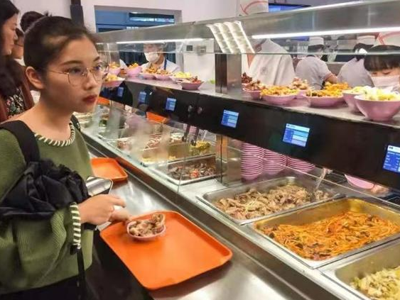 南京某高校食堂惹争议，8元一斤的猪肉在学校变成20元，真离谱