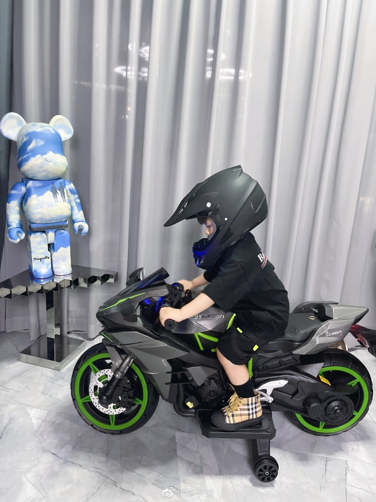 结婚以后的卓亨瑜还是美的,但似乎也越来越不像杨幂了.