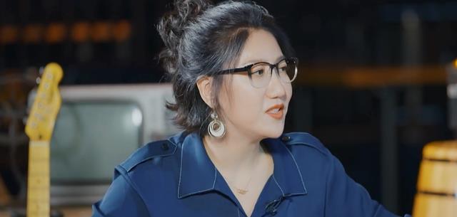 父亲不作为还曾谩骂儿媳妇朱茵,黄贯中也为了维护老婆威胁爸爸再继续