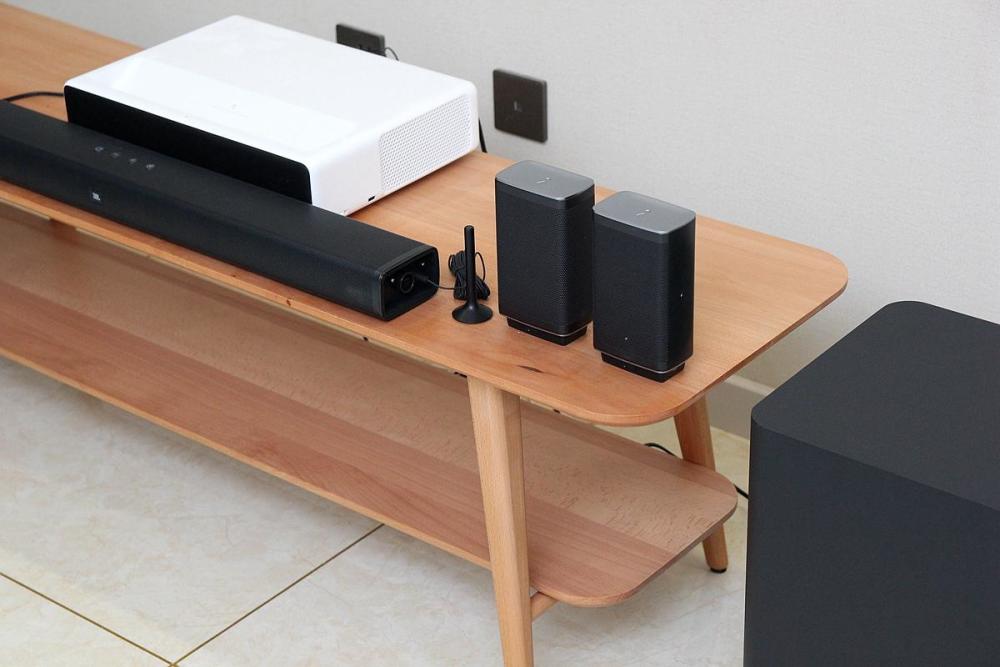 第二步,将两个无线环绕音箱按需摆好,区分左右声道.