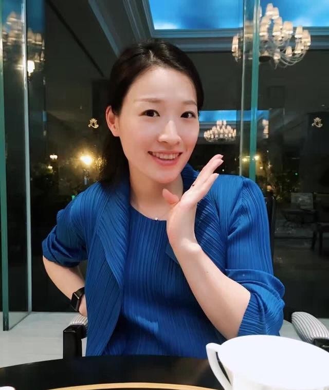 游泳女皇罗雪娟晒近照!和教练学习开飞机,年近四十身材依然纤细