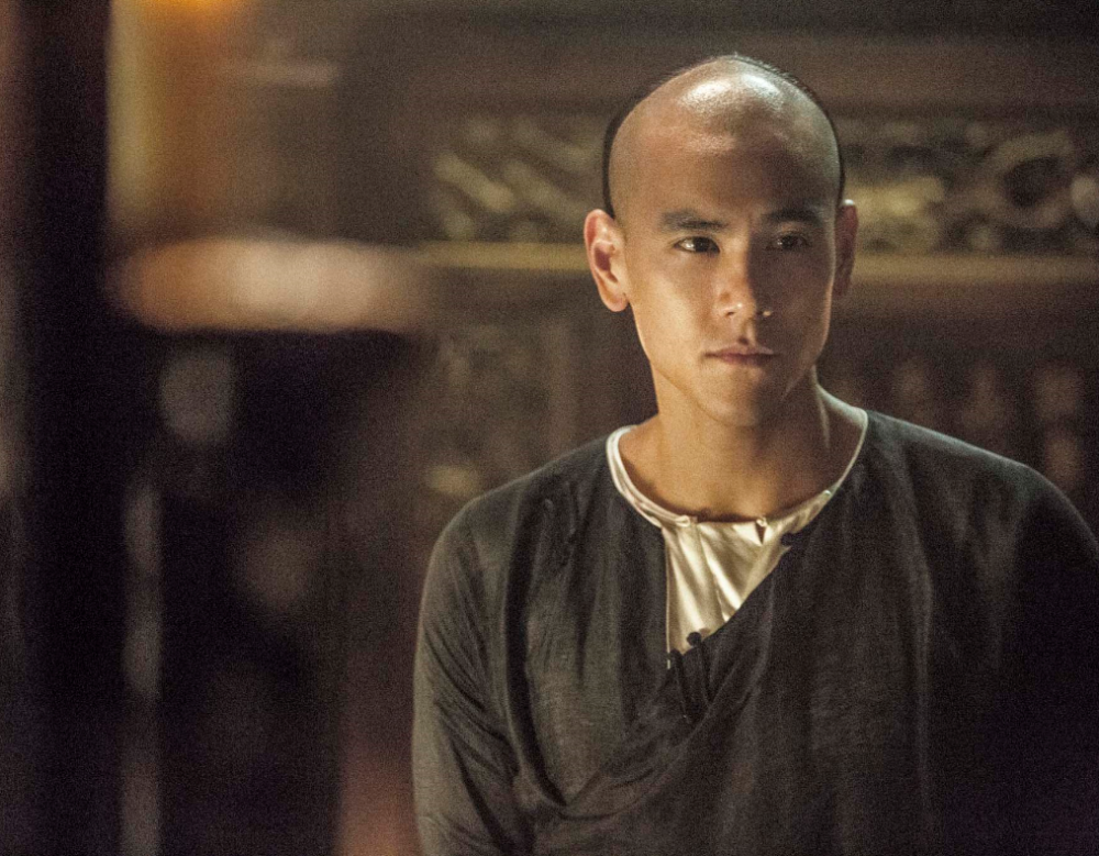 《黄飞鸿》电影发布会上,彭于晏叩了3个响头,拜洪金宝为师,晚宴时