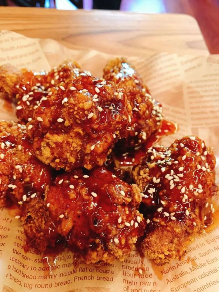琥珀炸鸡 炸鸡 外酥里嫩 包裹着琥珀色的光泽在灯光下闪闪发亮 吃完的