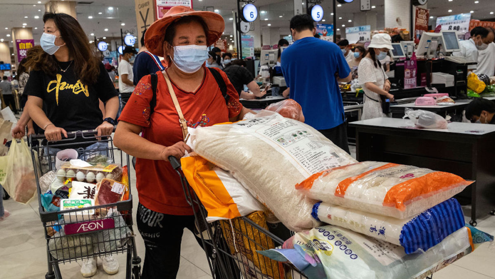 河南省郑州市,重庆市以及安徽省蚌埠市等多地的超市也出现了抢购物资