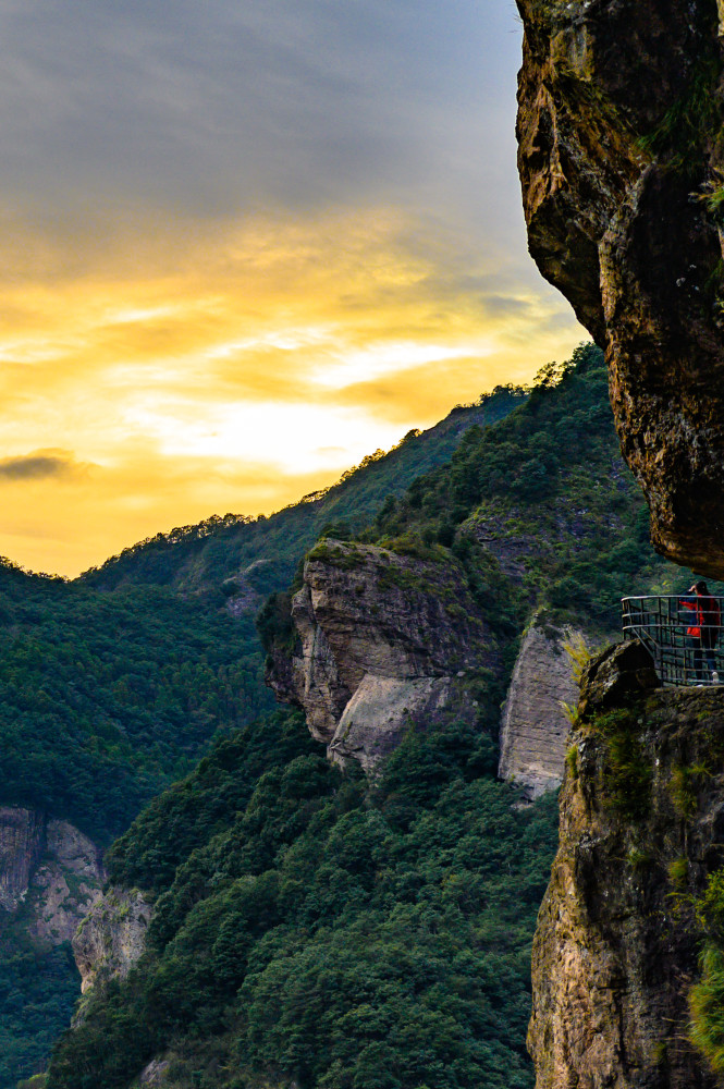 爬浙江雁荡山走悬崖栈道看日落美景原来你是这样的方洞