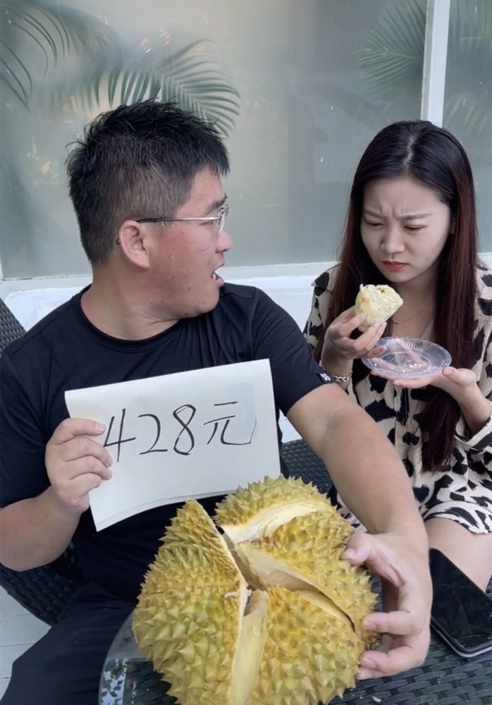 姜涛否认小15岁女友怀孕,牵手动作生疏,吃榴莲和山竹都嫌弃贵