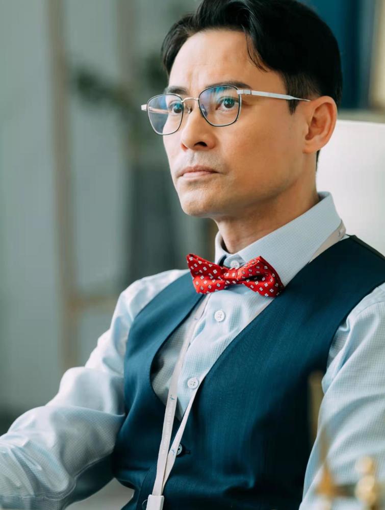 48岁型男海俊杰新剧令人又爱又恨,出新歌提醒大家珍惜眼前人