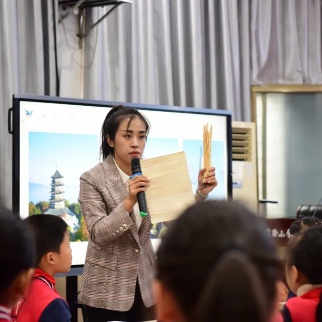 小学美术老师怎么样(小学美术老师怎么样工资高吗)