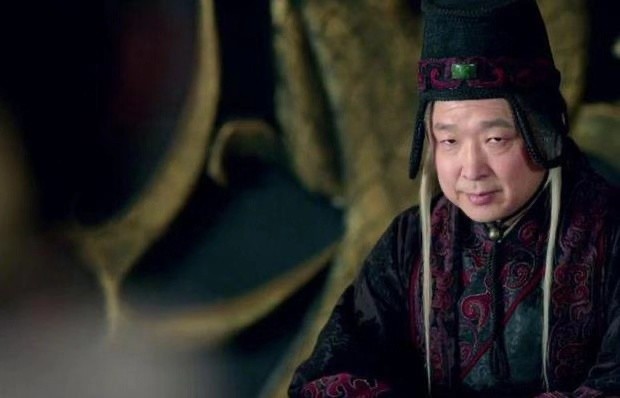 当宫内太监把靖王求见的信息传报时,太子和誉王正在陪皇上闲聊,太子