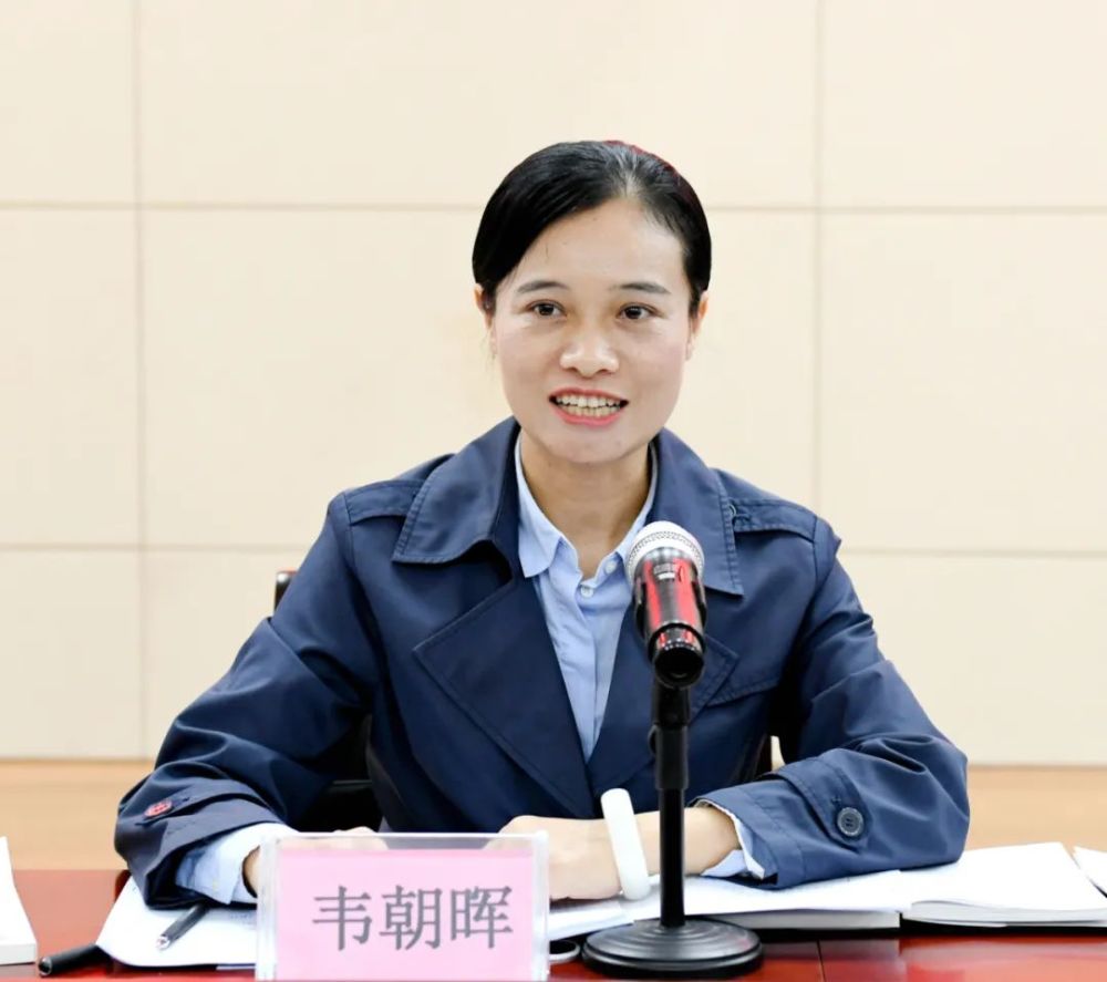 今天市委副书记韦朝晖和我们一起过记者节