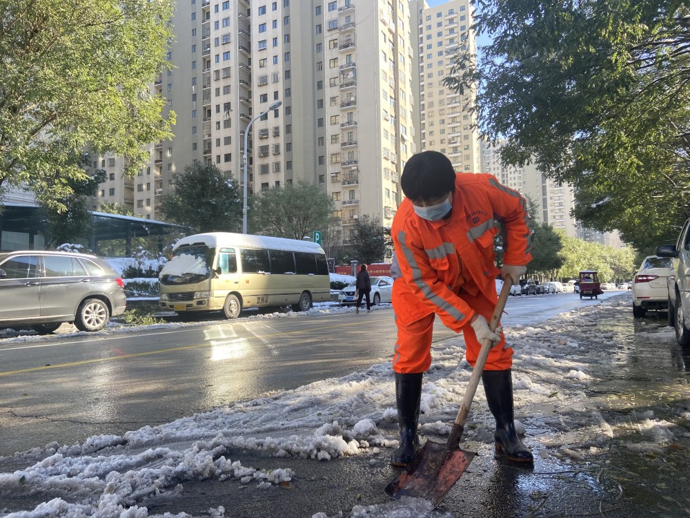 大雪过后济南环卫工全力清扫积雪夫妻档凌晨五点开工市民自扫门前雪