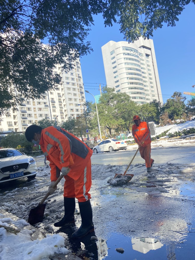 大雪過後濟南環衛工全力清掃積雪夫妻檔凌晨五點開工市民自掃門前雪