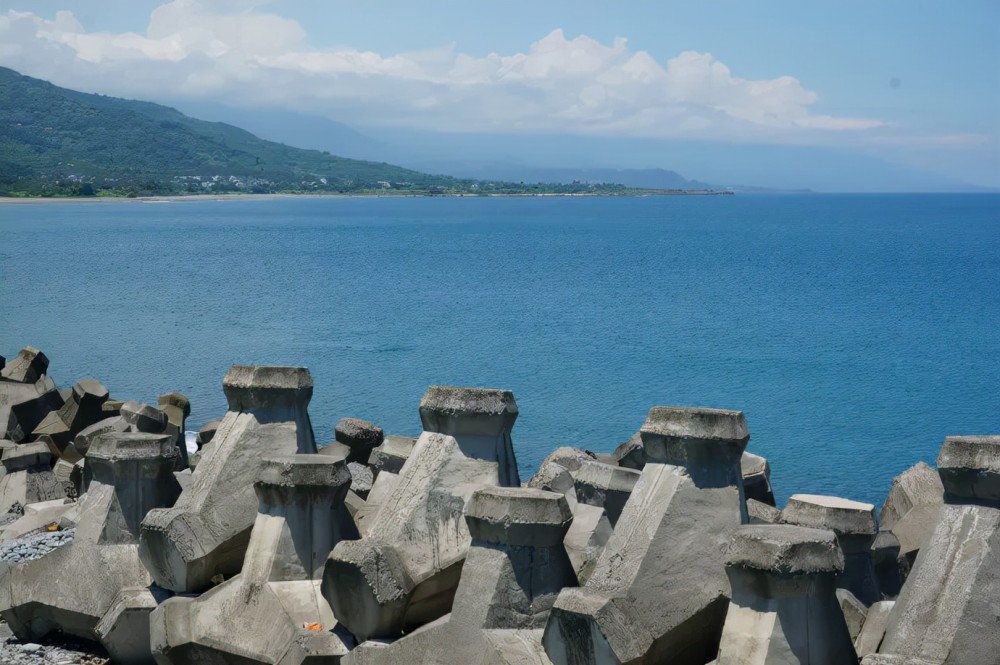 还按照泛水上陆,水际滩头,防御前沿,纵深要点的顺序,设置了大量的障碍