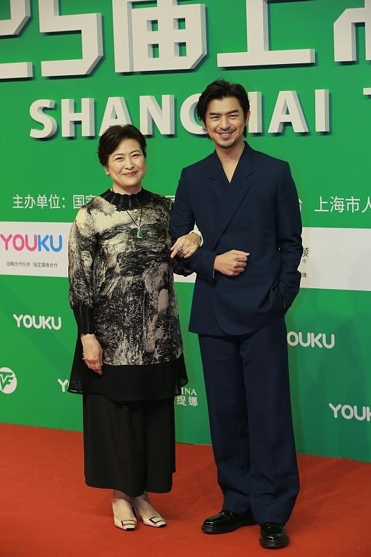 许娣穿黑裤的样子很不同,气质温柔多了,和蔼还稳重_腾讯新闻