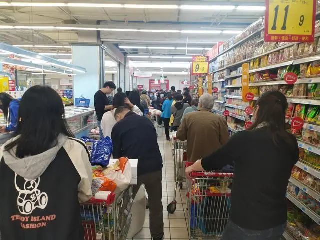 抢菜风波再次上演菜篮子供应充足为何抢购愈演愈烈