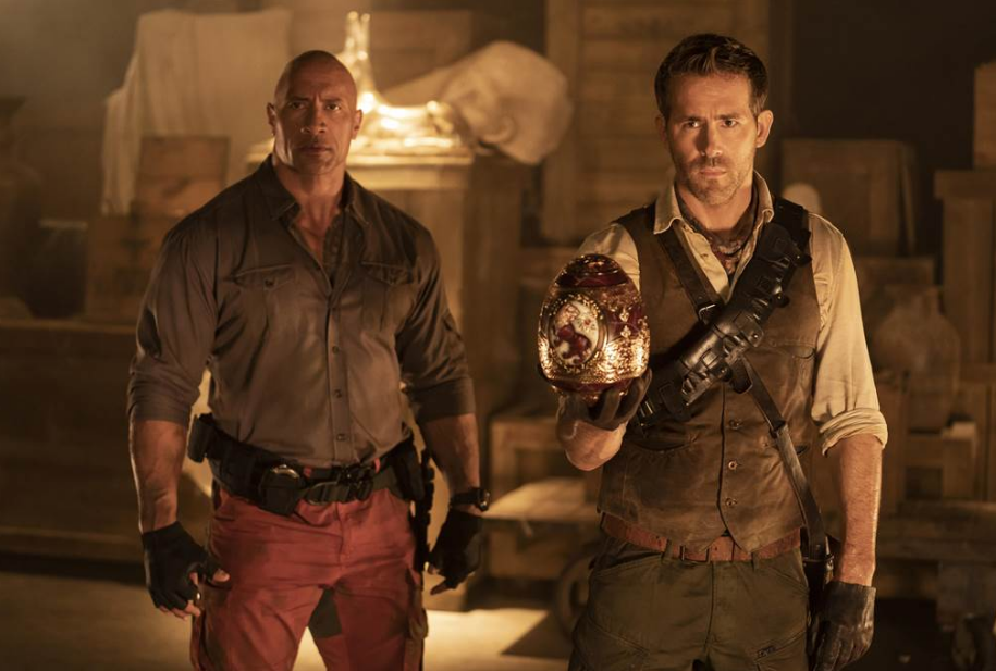 巨石强森誓言偷走芳心 盖儿加朵《红色通缉令》踢爆:"他是芭雷舞娘!