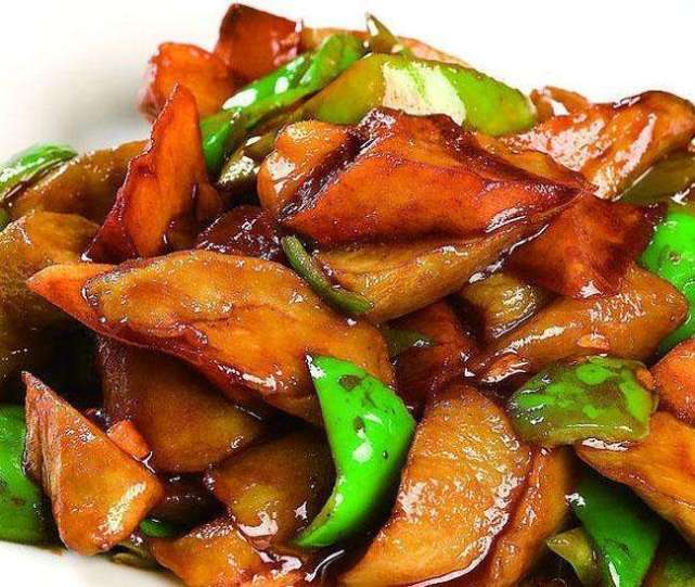今天分享一道东北特别受欢迎的特色美食地三鲜,准备的食材,一个去皮的